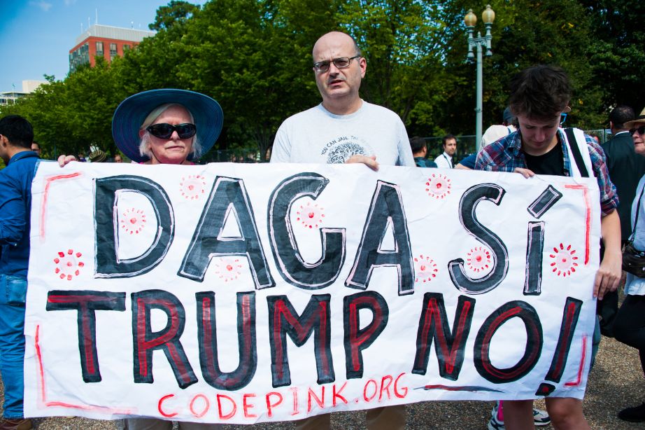 Man holding Sign DACA Si Trump NO